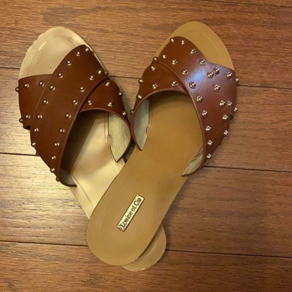 Louise Et Cie Cross Strap Gold Stud Sandals - Picture 2 of 4